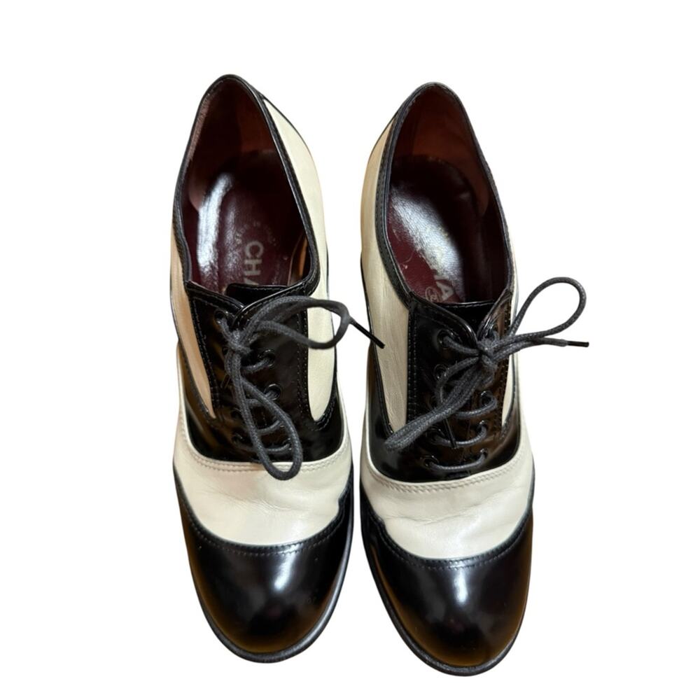 Vintage CHANEL Black Cream Two-tone Oxford Pumps with bags/box size 37 - Picture 3 of 11